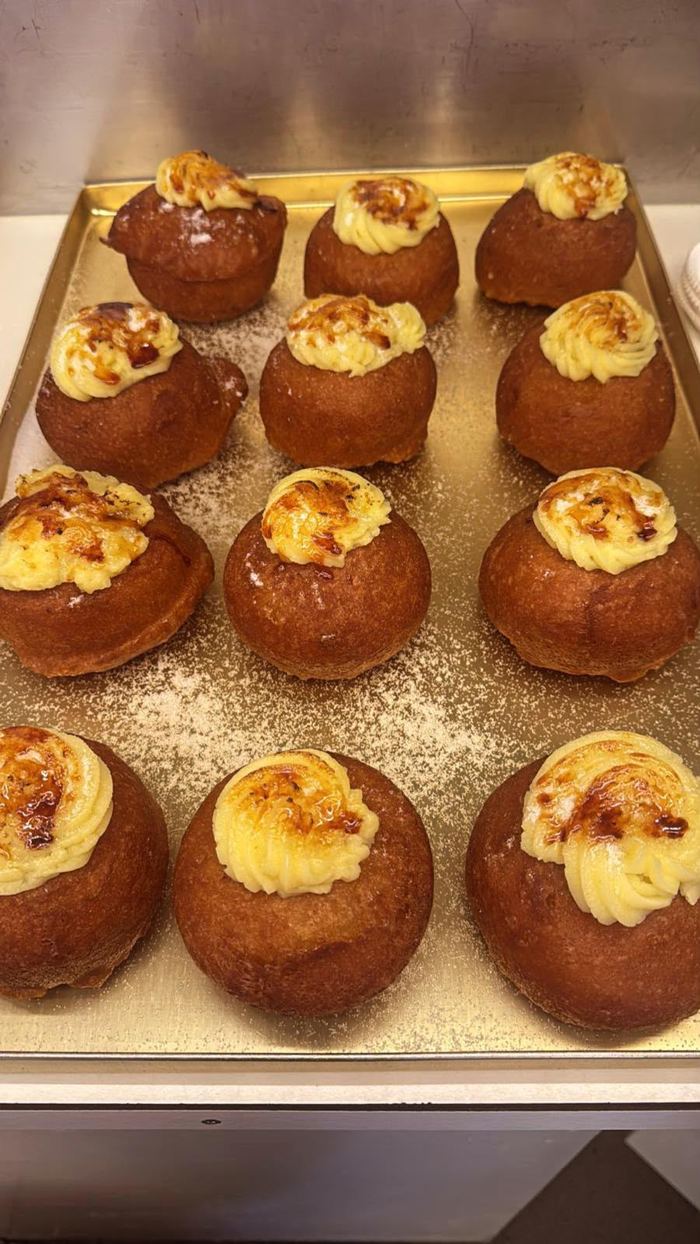 Berlinerbollen met gebrande roomvulling